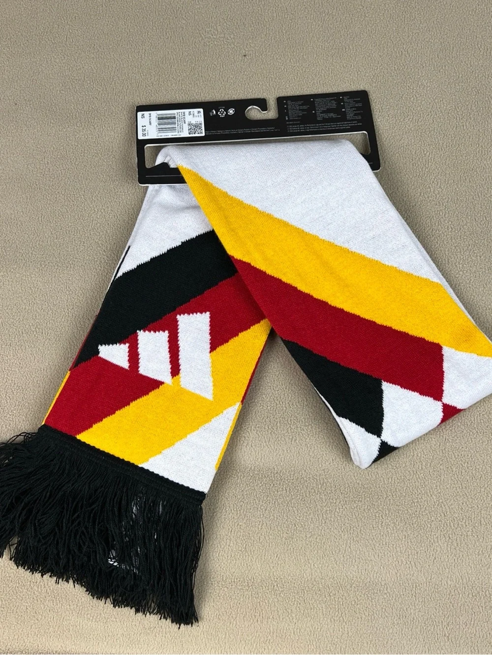 Adidas Germany 26 Soccer Scarf, DFB Crest. Deutscher Fussball-Bund. World Cup.